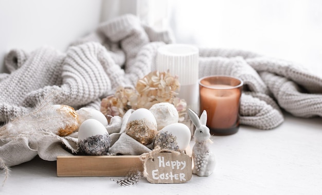 Fröhlicher Osterhintergrund mit pastellfarbenen Dekordetails