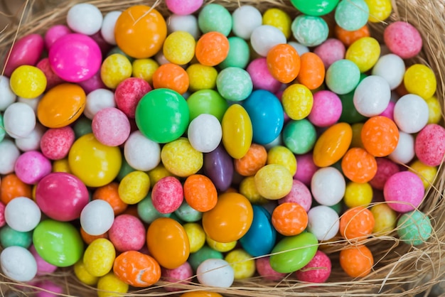 Fröhlicher Ostertag, Hase und Ei zum Feiern im April.