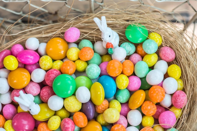 Fröhlicher Ostertag, Hase und Ei zum Feiern im April.