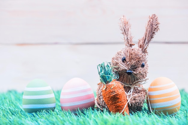 Fröhlicher Ostertag, Hase und Ei zum Feiern im April.