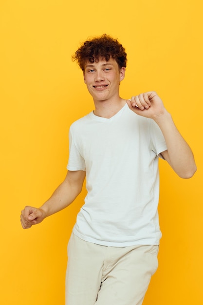 Fröhlicher rothaariger Kerl in einem weißen T-Shirt Emotionen isolierter Hintergrund