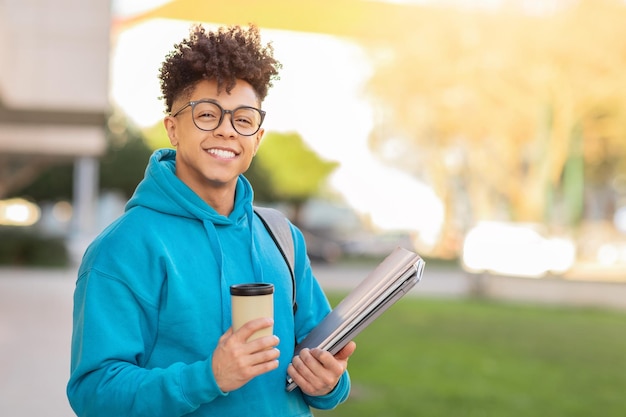 Foto fröhlicher schüler in blau mit kaffee