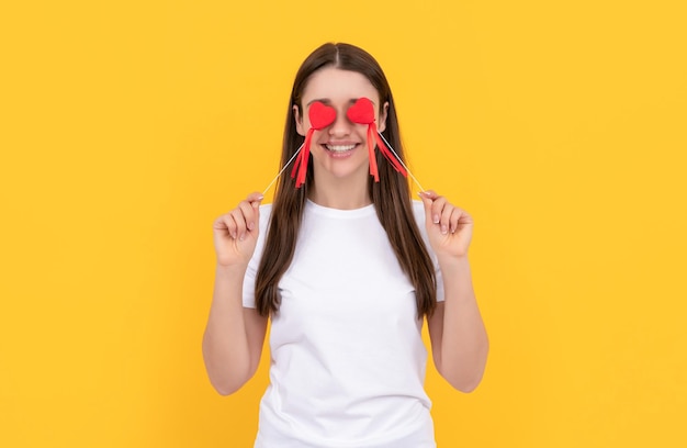 Fröhlicher Valentinstag sei mein Valentinsgrußmädchen mit Liebessymbol auf gelbem Hintergrund