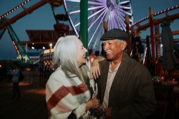 Fröhliches älteres Ehepaar im Pacific Park in Santa Monica, Kalifornien