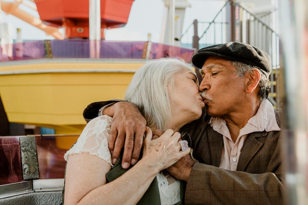 Fröhliches älteres Paar genießt ein Riesenrad am Santa Monica Pier