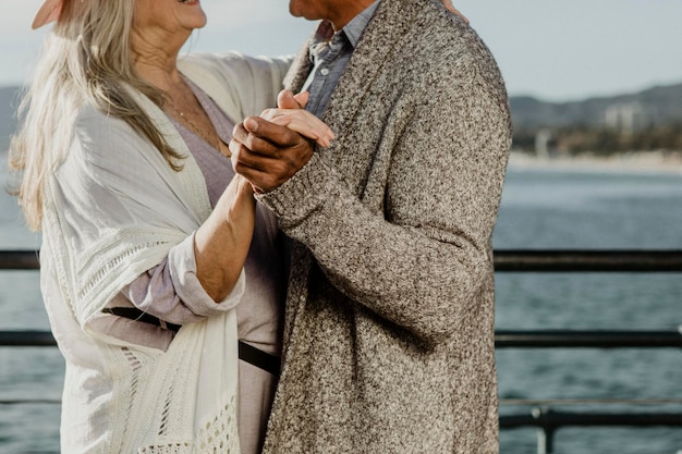 Fröhliches älteres Paar tanzt am Santa Monica Pier