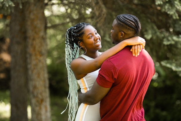 fröhliches afrikanisches Paar in einem Sommerpark