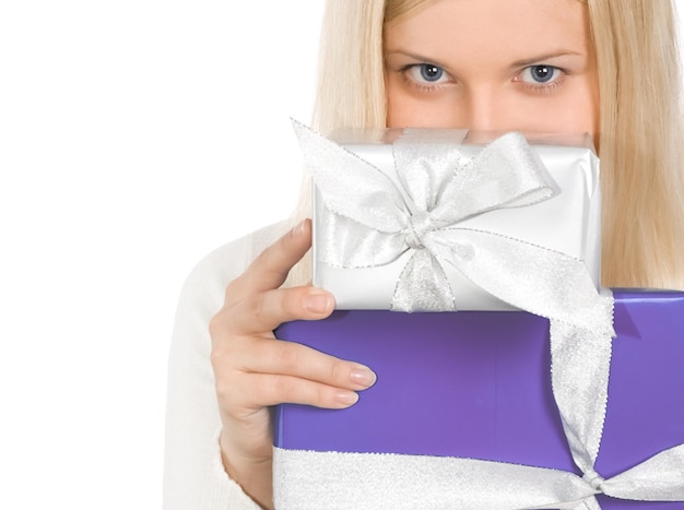Foto fröhliches blondes modell mit geschenkboxen in weihnachtsfrau und geschenken in der wintersaison für einkaufsverkauf und urlaubsmarke