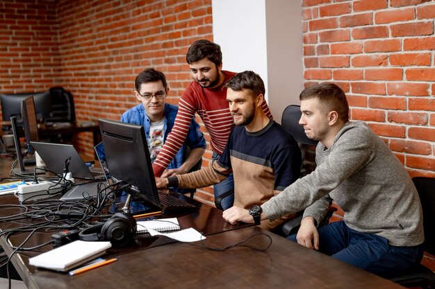 Fröhliches Büro der Kollegen für die Zusammenarbeit