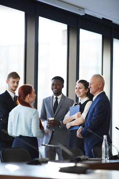 Fröhliches Business-Team diskutiert Projekt