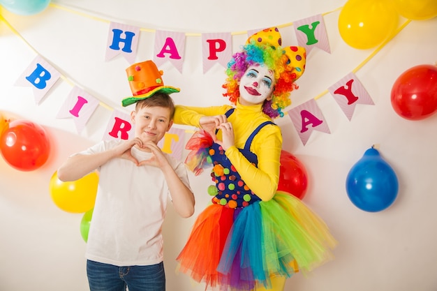 Fröhliches Clownmädchen im Urlaub mit einem Jungen