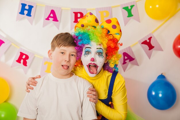 Fröhliches Clownmädchen im Urlaub mit einem Jungen