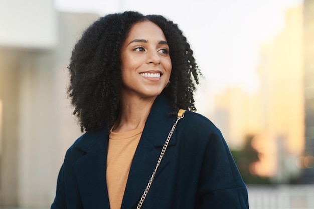 Fröhliches Denken und Geschäftsfrau in der Stadt Singapur für die Arbeit am Morgen Vision Motivation und junges Mädchen mit einer Idee Glück und Engagement während der Reise zu einem Job mit Bokeh-Raum