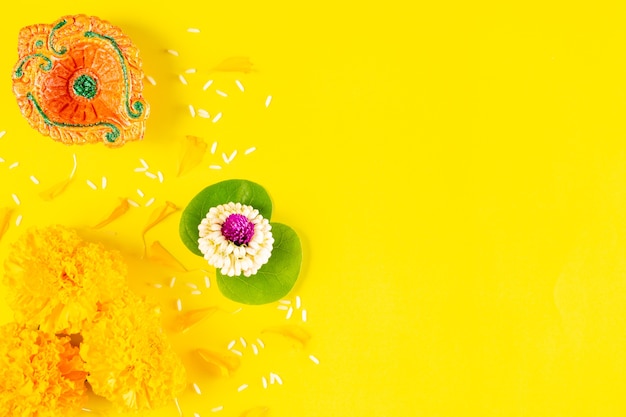 Fröhliches Dussehra Festival. Ton diya und Blume auf gelbem Papier mit Text. Flach liegen