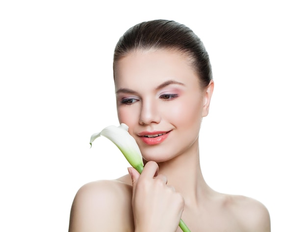 Fröhliches Frau-Spa-Modell isoliert auf weißem Hintergrund Nettes Gesicht, klare Haut und Blume