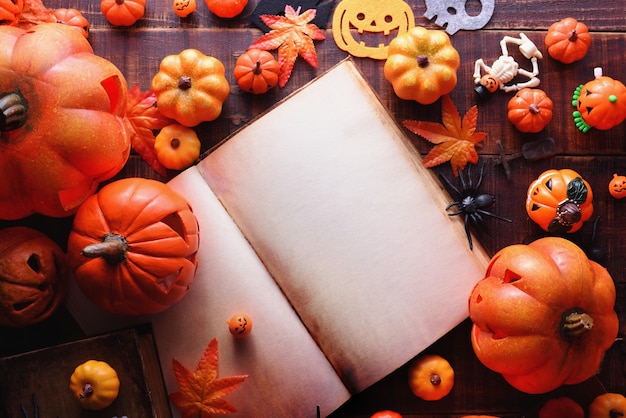 Foto fröhliches halloween-dekorationskonzept und buchdraufsicht mit kopienraum.