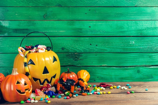 Fröhliches Halloween! Kürbis mit Süßigkeiten im Haus.