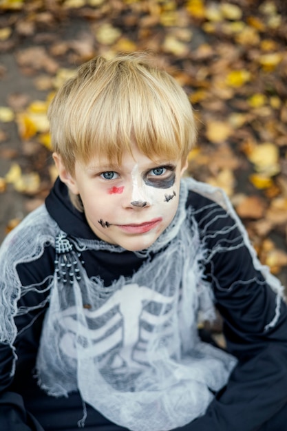 Fröhliches Halloween. Lustiges Kind in Karnevalskostümen drinnen.