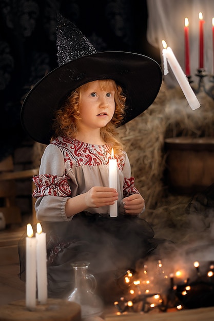 Foto fröhliches halloween. mädchen im hexenkostüm.