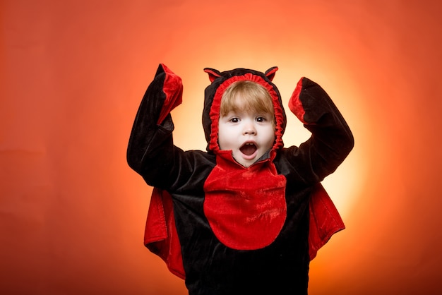 Fröhliches Halloween mit Kürbissen auf rotem Hintergrund. Halloween-Feiertagskonzept. Halloween-Party und lustiger Kürbis. Beste Ideen für Halloween. Jack-o-Laternen. Hexen Hut.