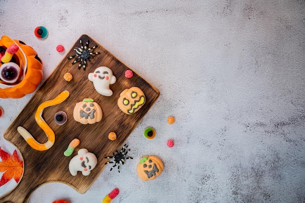 Fröhliches Halloween mit Süßigkeiten und Kürbis für Party. Süßes oder Saures in der Herbstsaison.