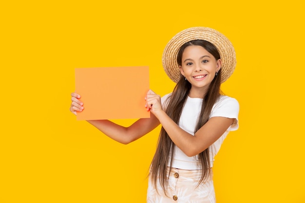 Fröhliches jugendlich Mädchen mit Kopienraum auf orangefarbenem Papier auf gelbem Hintergrund