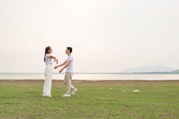 Fröhliches junges asiatisches Paar im Braut- und Bräutigam-T-Shirt bereit zum Heiraten und Hochzeitsfeiern