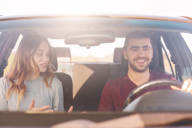 Fröhliches junges Paar hat Autoreise