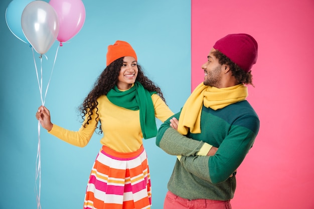 Fröhliches junges Paar mit Luftballons beim Date