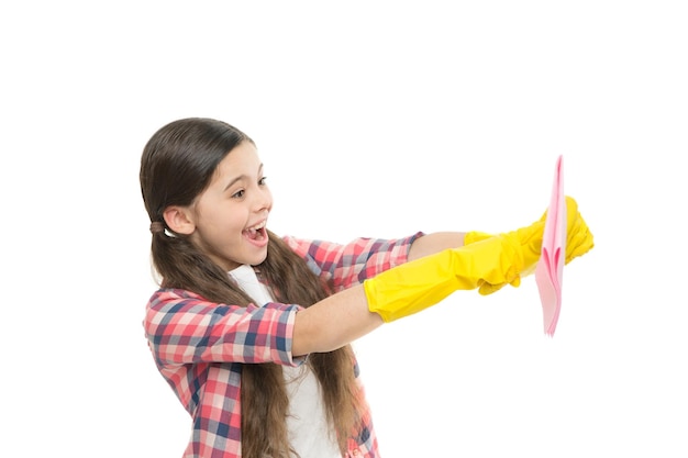 Fröhliches Kind benutzt Staubwedel und Reinigungshandschuhe Kleines Mädchen gelbe Gummischutzhandschuhe bereit zu reinigen Haushaltspflichten Geschirrspülhandschuhe Gelber Handschuh zum Reinigen von Staubtüchern hilfreich zum Abwischen von Staub