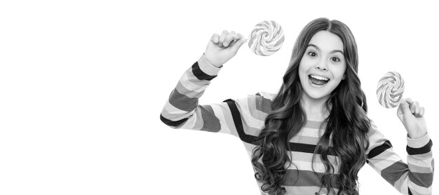 Fröhliches Kind in buntem Pullover mit Lollipop-Bonbons auf Stick isoliert auf weißem Hintergrund Süßes Teenager-Kind mit Süßigkeiten Poster Banner Header Copy Space