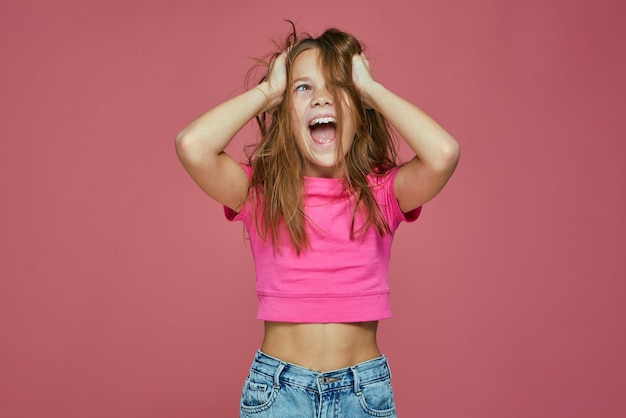 Fröhliches Kind Mädchen freche Hooligan Rüsche lange ungebürstete zerzauste Haare schreien Spaß positiv