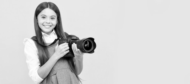 Fröhliches Kindermädchen fotografiert mit Digicam-Fotografie Kinderfotograf mit horizontalem Plakatbanner der Kamera mit Kopierbereich