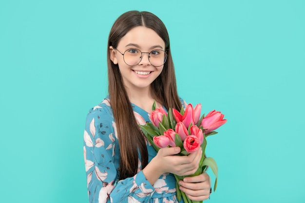 Fröhliches Kinderporträt in Gläsern mit Tulpen Mütter oder Kinder am Frauentag halten Blumen