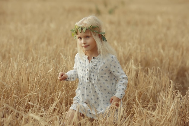 Fröhliches kleines Mädchen über die Natur des Porträts mit weichem Licht