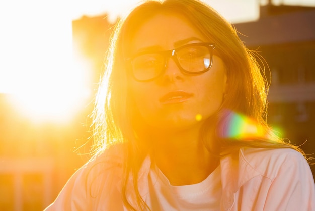 Fröhliches lächelndes Mädchen mit lila Sonnenbrille, gelber Rollkragenpullover, goldene Armbanduhr, Creolen, die in der Straße posieren Herbstmode-Werbekonzept Leeren Platz für Text kopieren