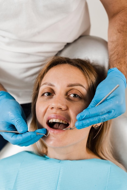 Fröhliches Mädchen, das bei der Zahnärzteberatung in der Zahnheilkunde lächelt Zahnkrankheiten Beratung mit dem Zahnarzt zur Behandlung von Zahnschmerzen