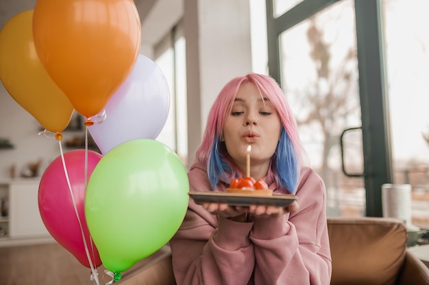 Fröhliches Mädchen Ein süßes Mädchen mit Luftballons verbringt einen Tag in ausgefallener Stimmung