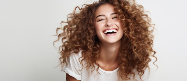 Fröhliches Mädchen mit lockigem Haar, weißem Hintergrund, Sommermode, Schönheitsfreude