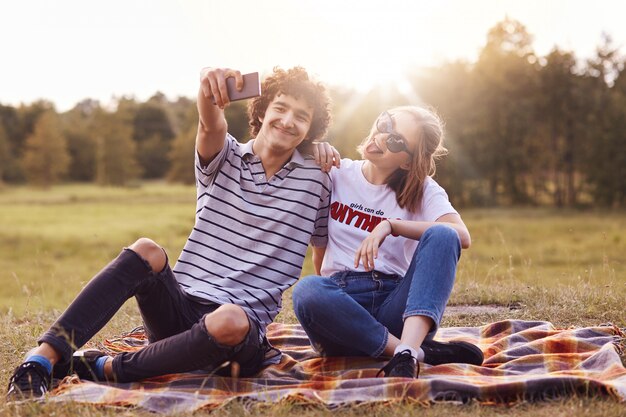 Fröhliches Mädchen und Junge machen Selfie-Porträt von sich