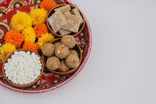 Fröhliches Makar Sankranti, Pongal und Uttarayan mit Kite, Haldi-Kum-Kum-Schalen und Tilgul-Süßigkeiten