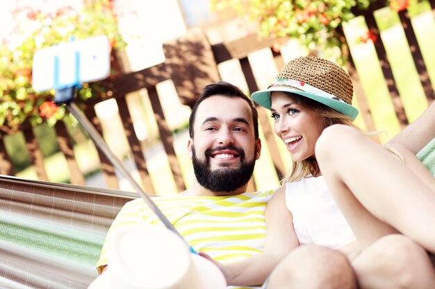 Fröhliches paar, das im sommer spaß im freien hat