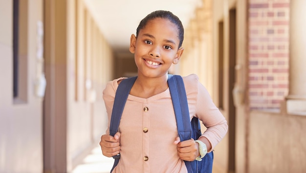 Fröhliches Schulmädchen und Porträtlächeln mit Rucksack zum Lernen von Bildung oder kindlicher Entwicklung an der Akademie Weiblicher Teenager, der für die Schule lächelt und begierig darauf ist, das Studium zu lernen oder bereit für die Unterrichtszeit zu sein