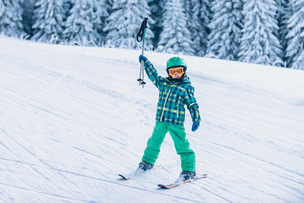 Fröhliches Skifahren des kleinen Jungen