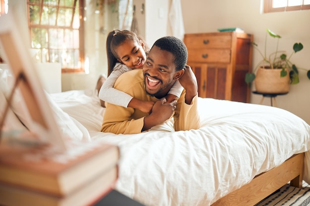 Fröhliches Spielen und Vater und Tochter im Schlafzimmer für Bindungsunterstützung und liebevolles Lächeln, Glück und Lachen mit Vater und Kind im schwarzen Familienheim für Pflegequalität und spielerisch