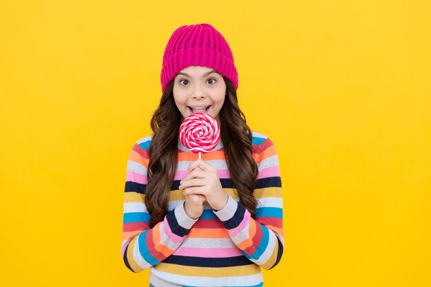 Fröhliches Teenager-Mädchen, das Lutscher-Süßigkeiten-Zahngesundheit isst