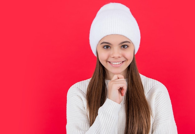 Fröhliches Teenager-Mädchen im Winter-Strickpullover mit Kopierraum Teenager-Wintermädchen