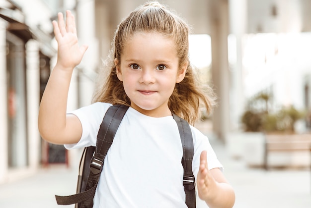 Foto fröhliches und nettes mädchen geht zur schule