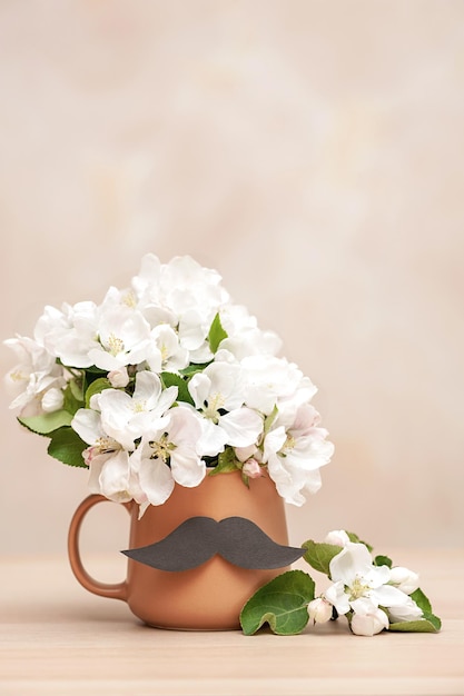 Fröhliches Vatertagskonzept Braune Kaffeetasse mit Schnurrbart und vertikalem Blumenfoto