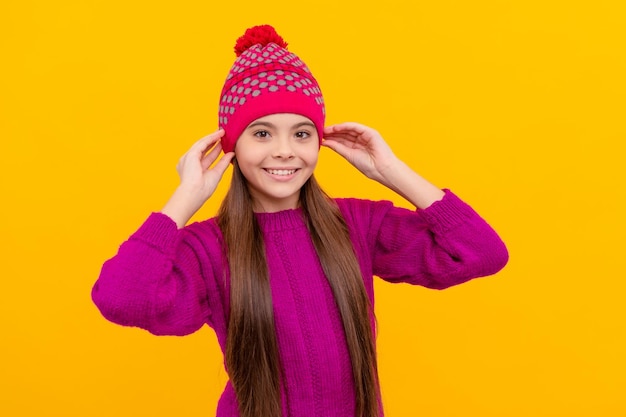 Froh jugendlich Mädchen tragen Strickmütze Winterkleidung